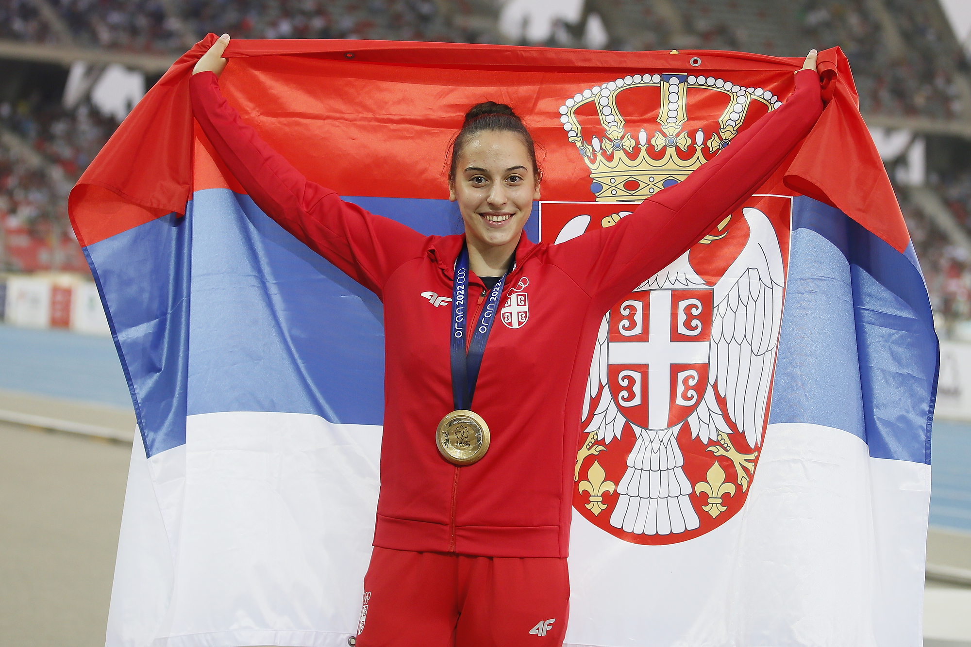 Adriana Vilagoš sa zlatnom medaljom i zastavom Srbije